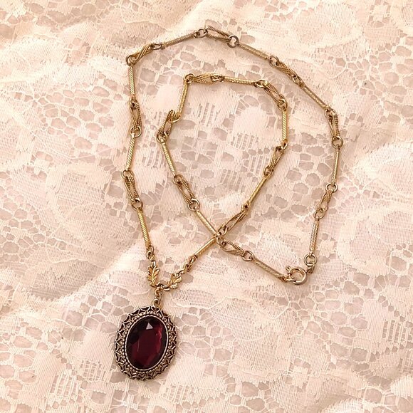 Vintage Red Crystal Oval Pendant Gold Plated Necklace VTG Timeless Jewelry - Picture 6 of 9